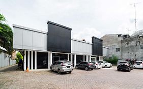 Reddoorz Plus Near Thamrin Plaza Guest House